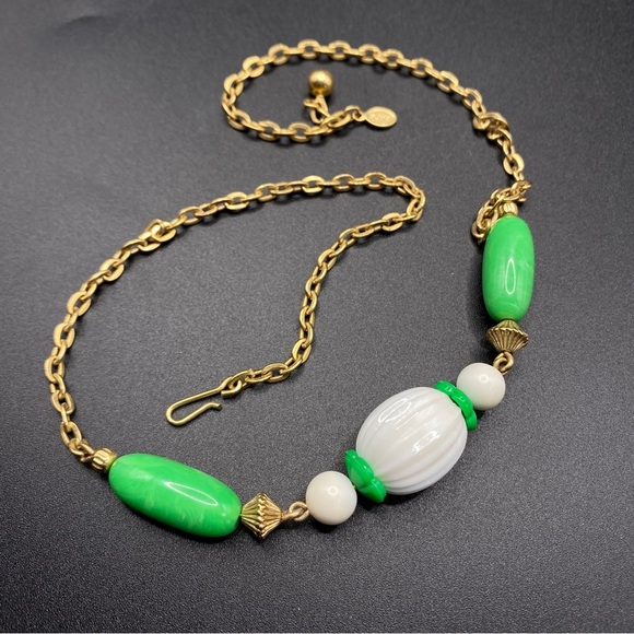 AVON Green & White Lucite Beads Gold Tone Necklace "Come Summer "1975 - Picture 9 of 11